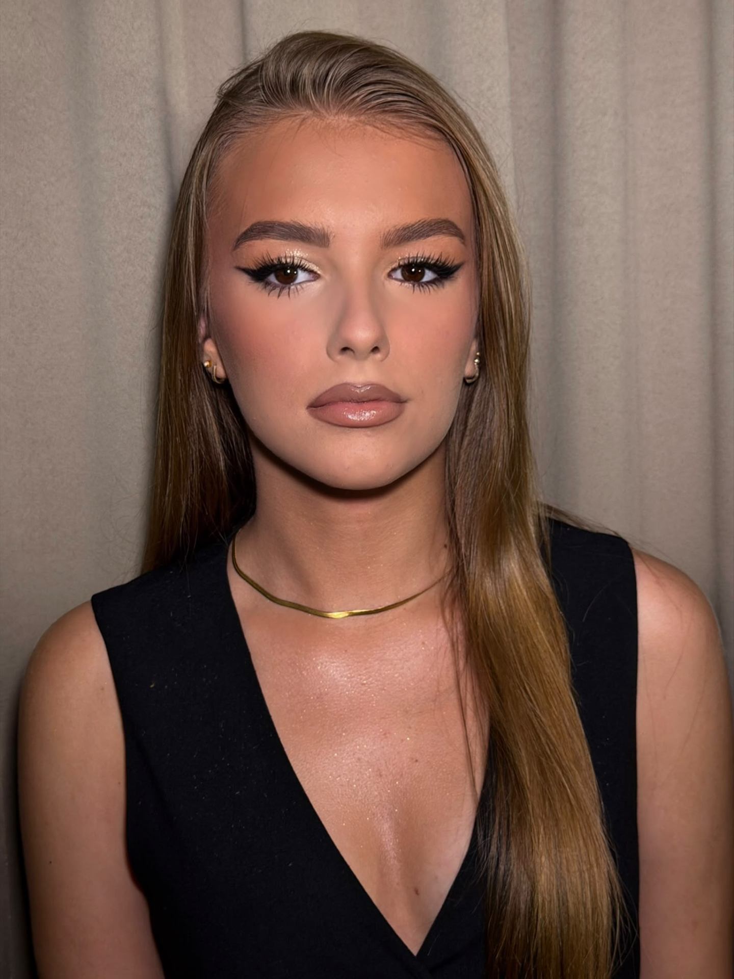 Soft glam makeup s zlatnim očima i sjajnim usnama
